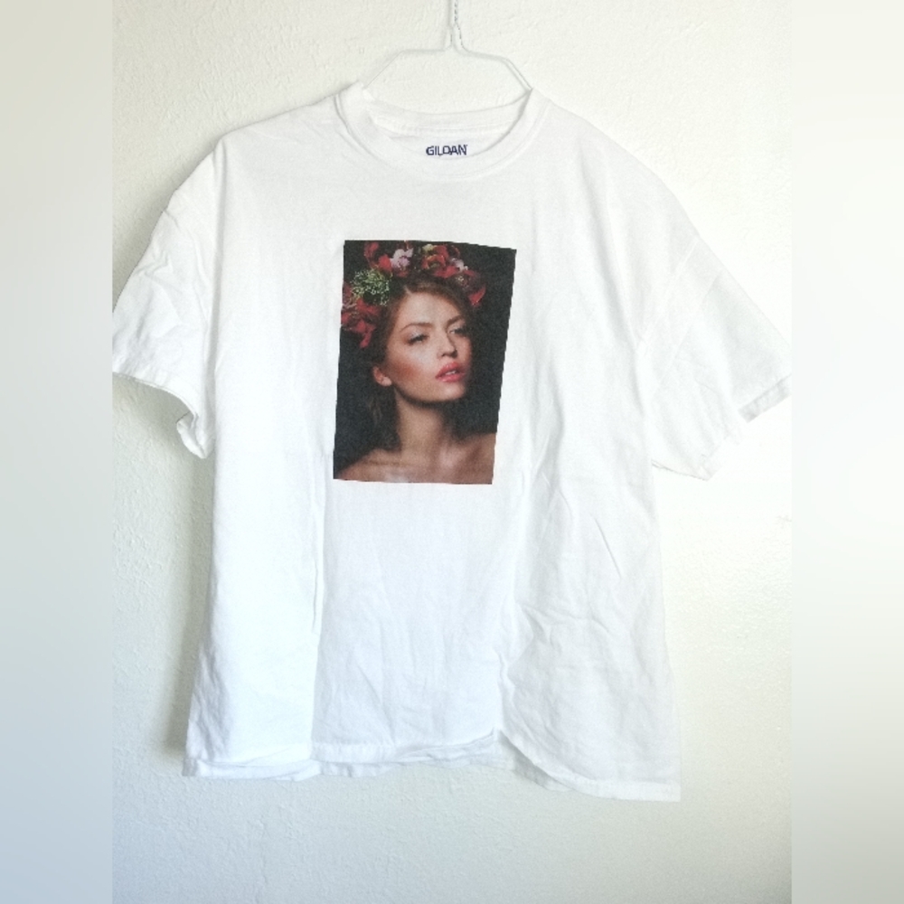 Model T-shirt size XL